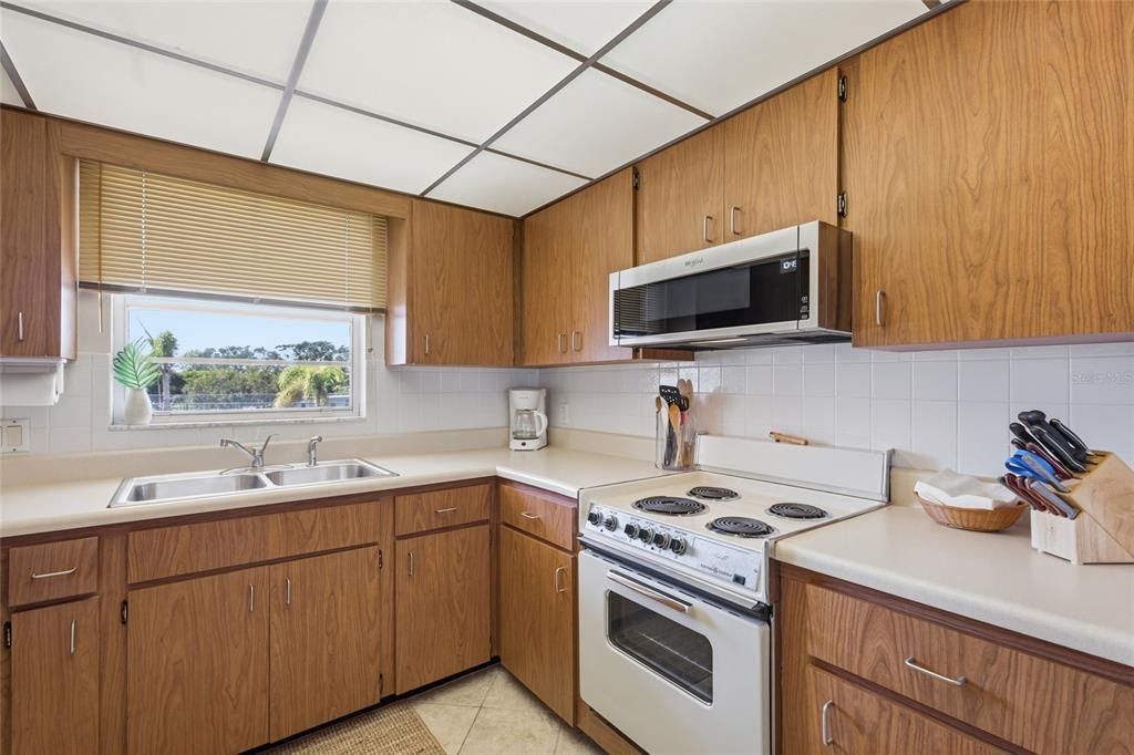 For Sale: $399,000 (2 beds, 2 baths, 1151 Square Feet)