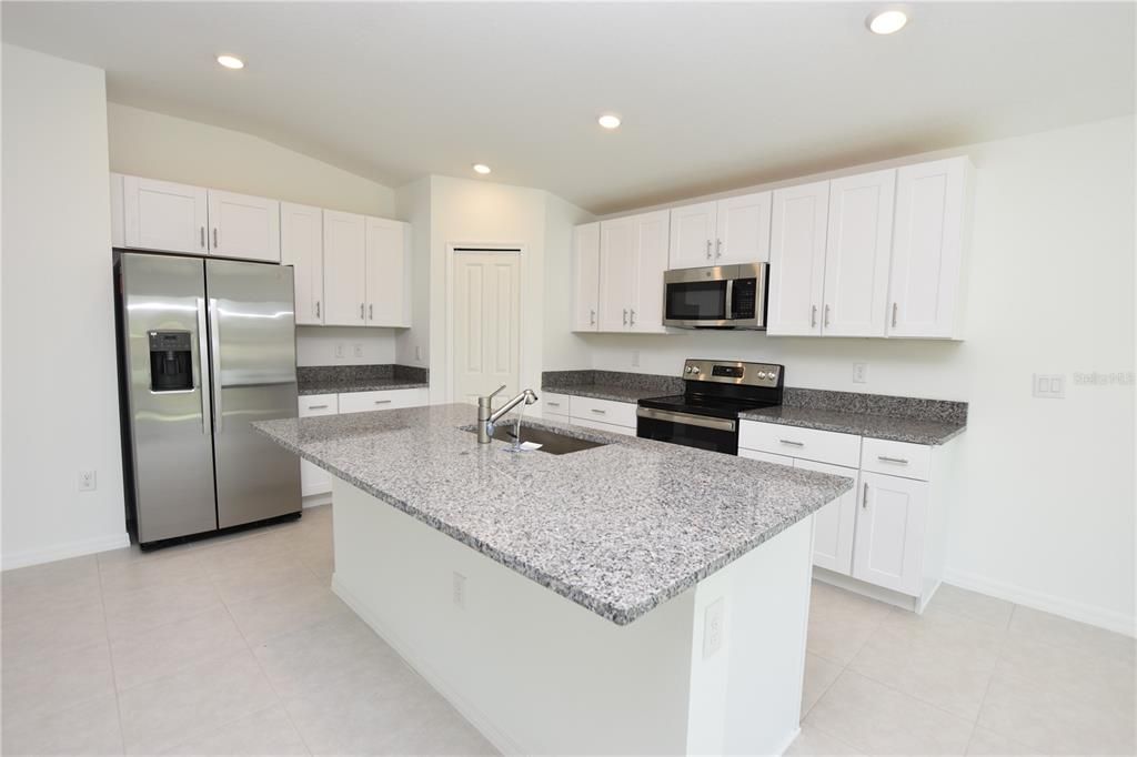 For Rent: $2,060 (4 beds, 2 baths, 1936 Square Feet)