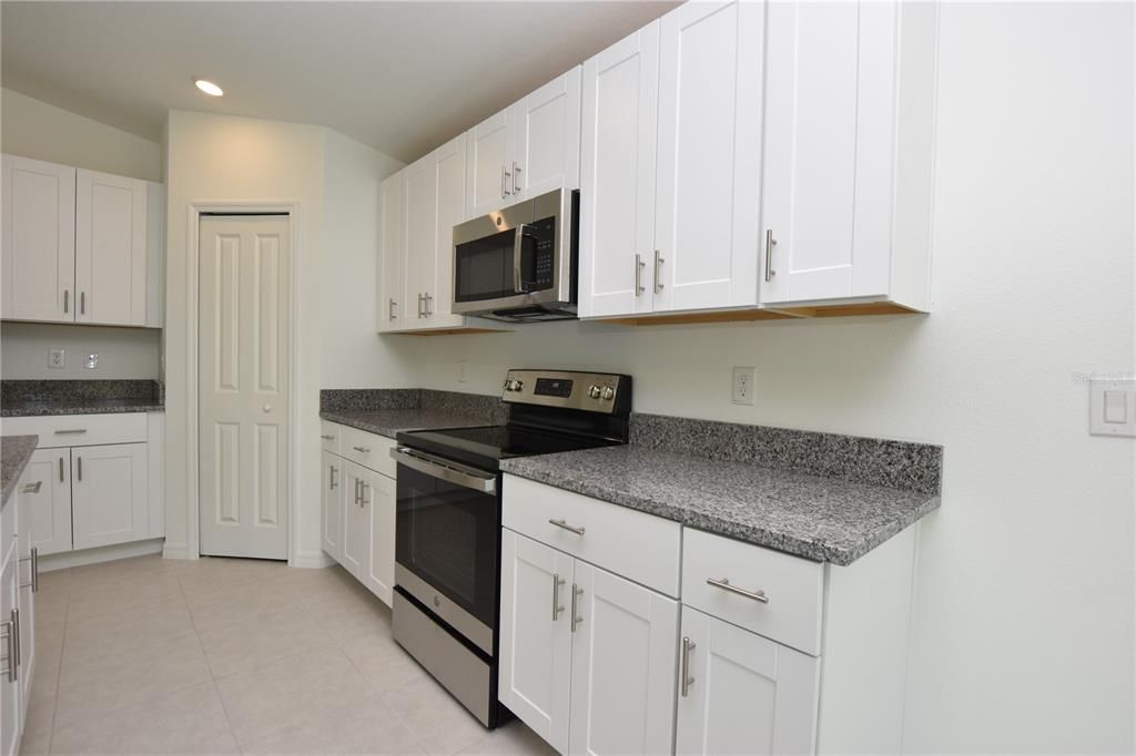 For Rent: $2,060 (4 beds, 2 baths, 1936 Square Feet)
