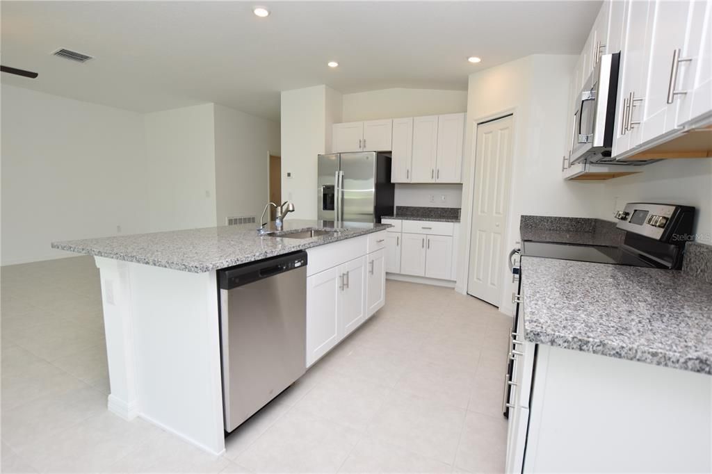 For Rent: $2,060 (4 beds, 2 baths, 1936 Square Feet)