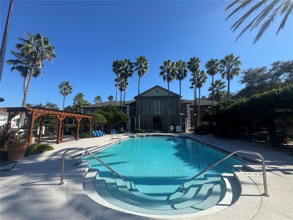 For Rent: $1,600 (1 beds, 1 baths, 724 Square Feet)