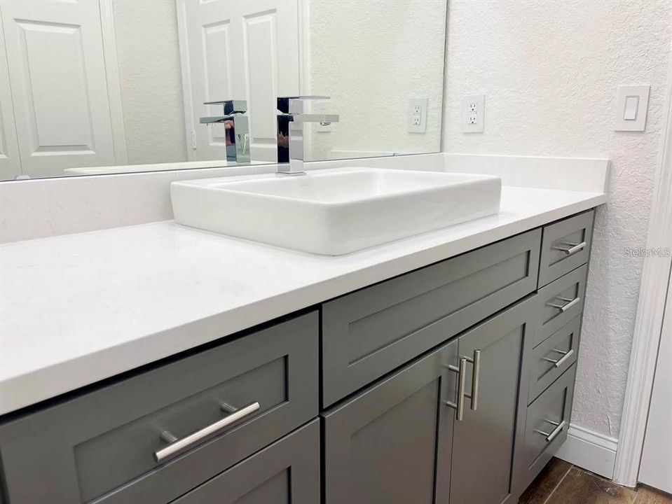 For Rent: $1,600 (1 beds, 1 baths, 724 Square Feet)