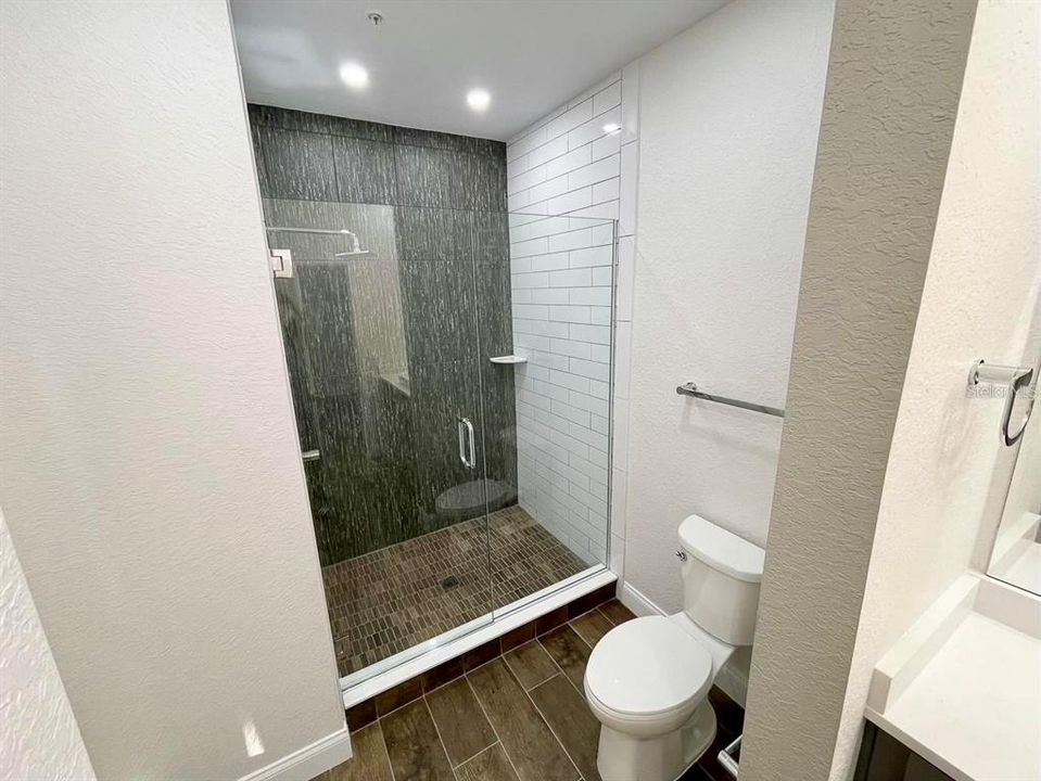 For Rent: $1,600 (1 beds, 1 baths, 724 Square Feet)