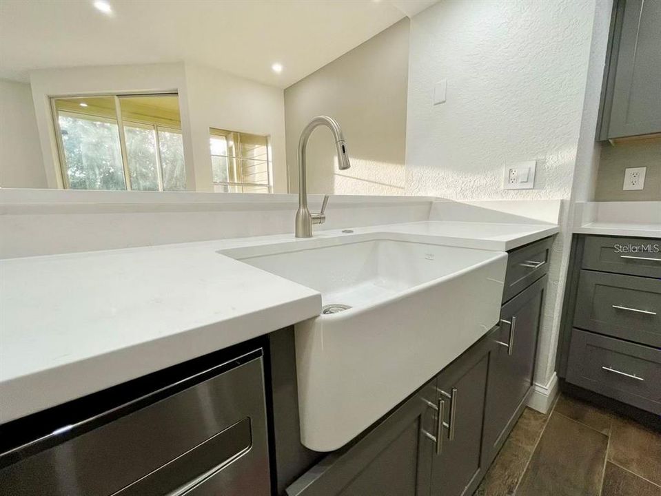 For Rent: $1,600 (1 beds, 1 baths, 724 Square Feet)