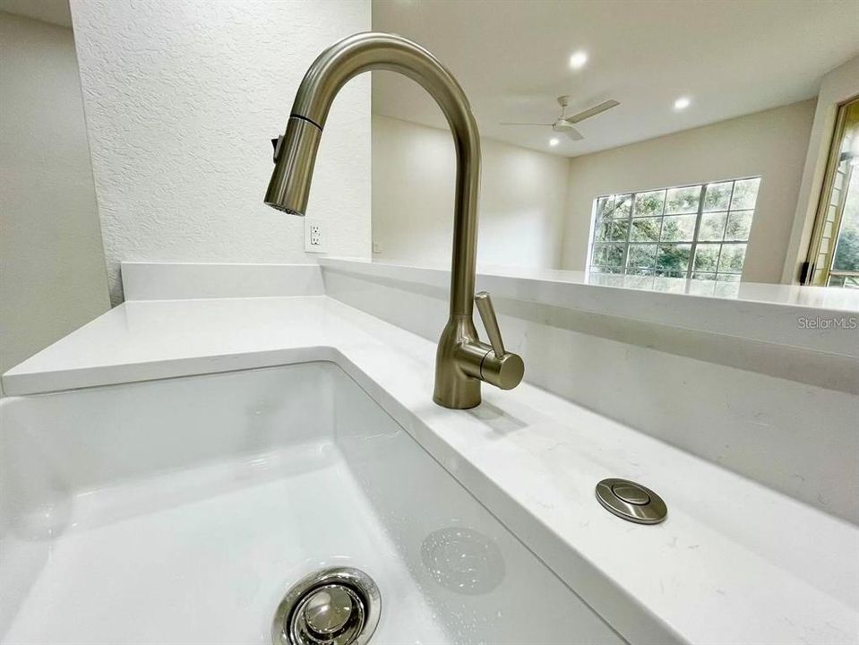 For Rent: $1,600 (1 beds, 1 baths, 724 Square Feet)