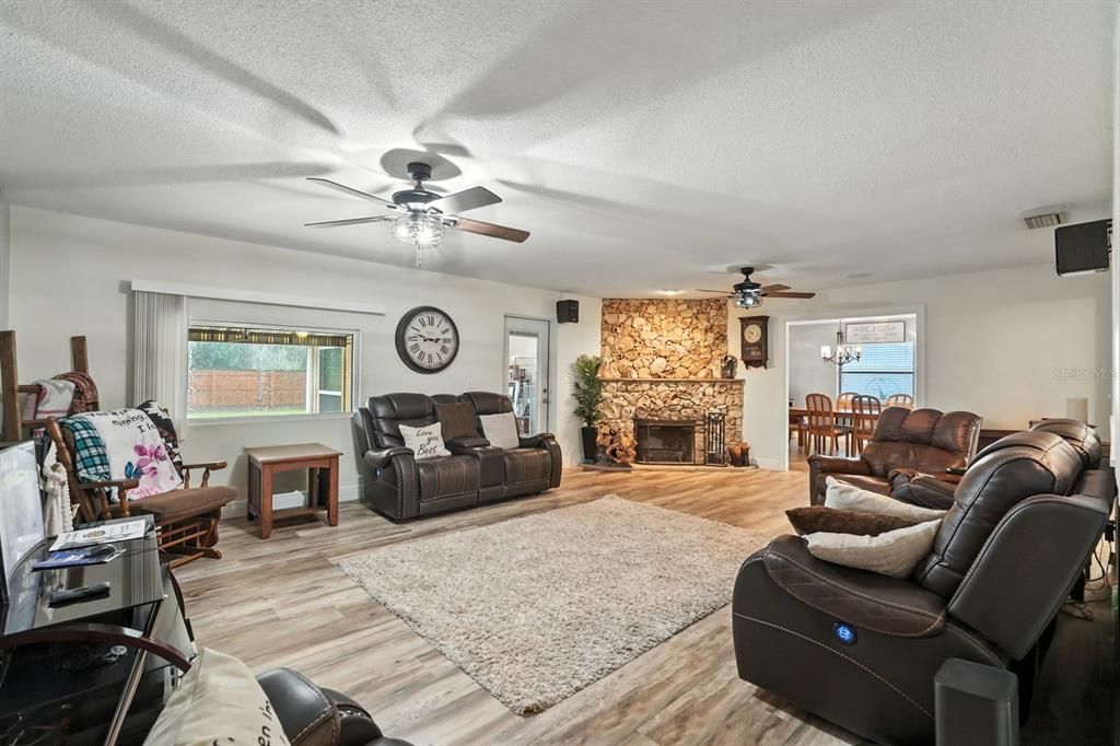 На продажу: $739,000 (4 спален, 3 ванн, 2284 Квадратных фут)