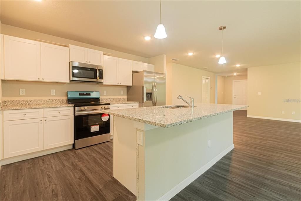 For Rent: $2,250 (4 beds, 2 baths, 1800 Square Feet)