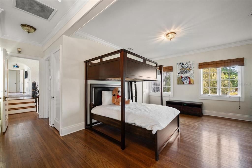 На продажу: $3,100,000 (5 спален, 5 ванн, 7193 Квадратных фут)