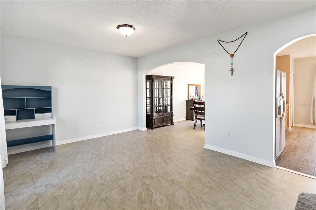 待售: $379,000 (4 贝兹, 2 浴室, 2162 平方英尺)