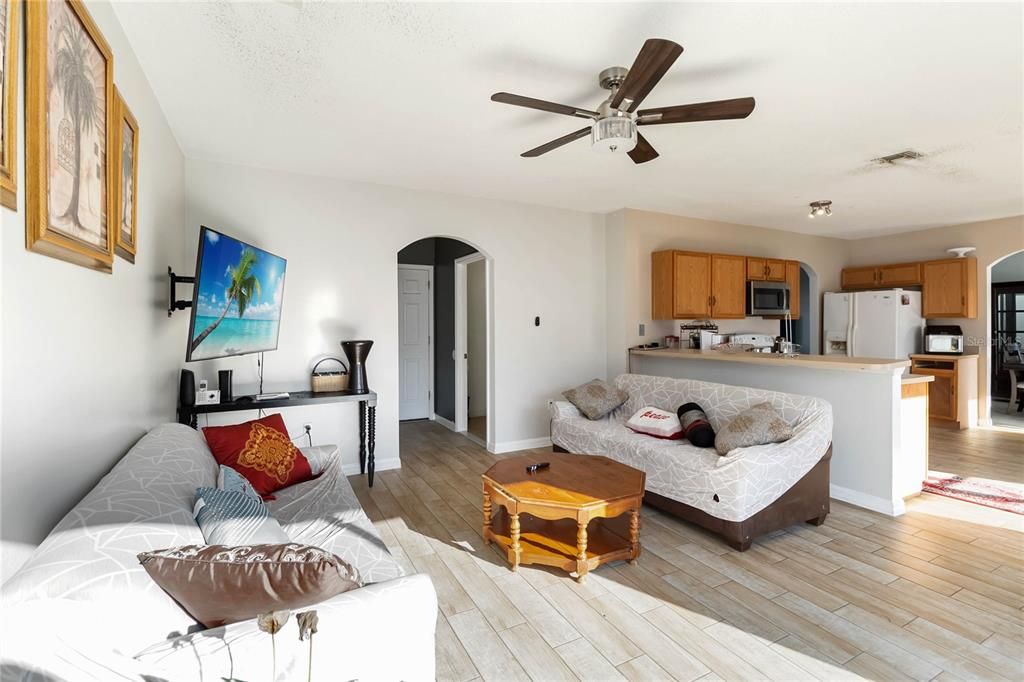 待售: $379,000 (4 贝兹, 2 浴室, 2162 平方英尺)