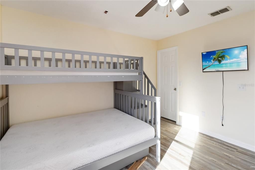 待售: $379,000 (4 贝兹, 2 浴室, 2162 平方英尺)