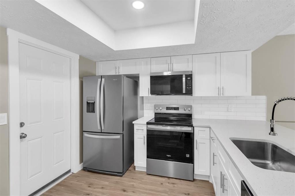 Active With Contract: $314,900 (2 beds, 2 baths, 1152 Square Feet)