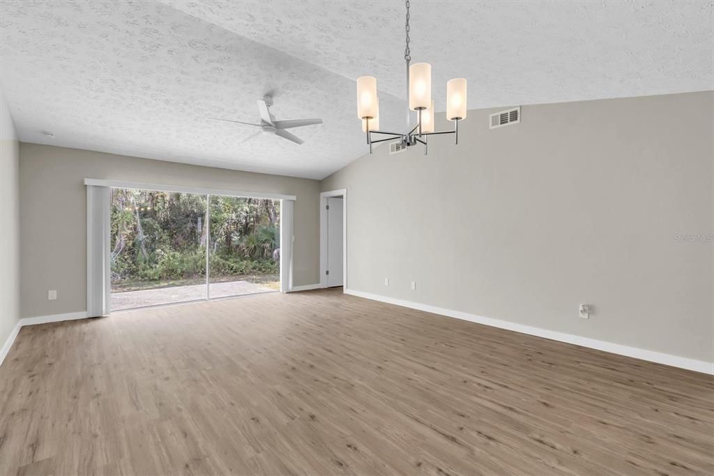 Active With Contract: $314,900 (2 beds, 2 baths, 1152 Square Feet)