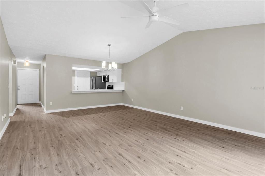 Active With Contract: $314,900 (2 beds, 2 baths, 1152 Square Feet)