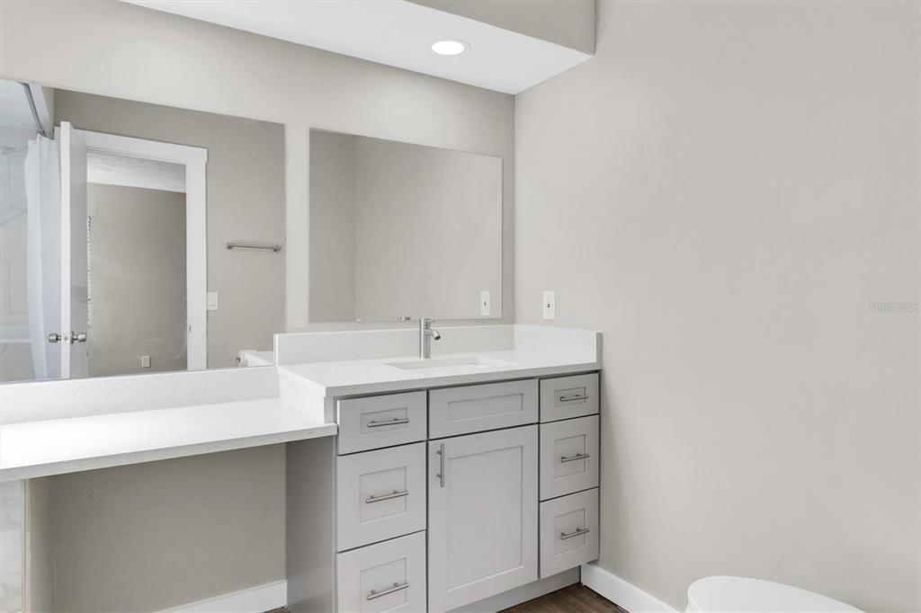 Active With Contract: $314,900 (2 beds, 2 baths, 1152 Square Feet)