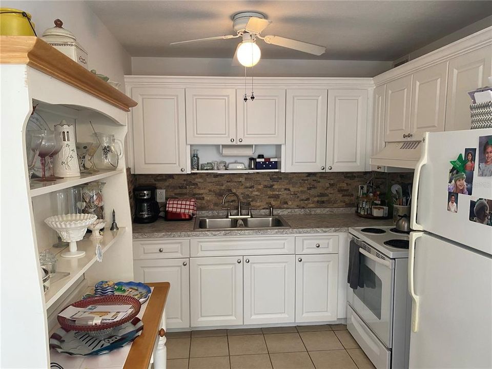 待售: $110,000 (2 贝兹, 1 浴室, 836 平方英尺)