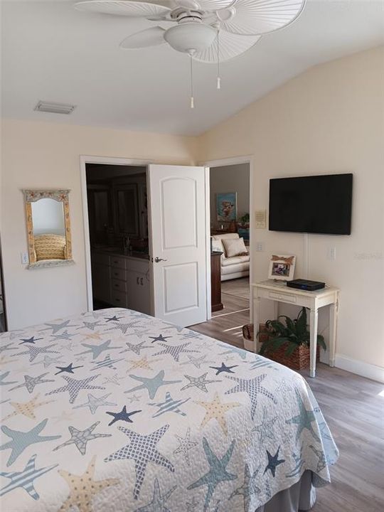 合同活跃: $319,900 (2 贝兹, 2 浴室, 1239 平方英尺)