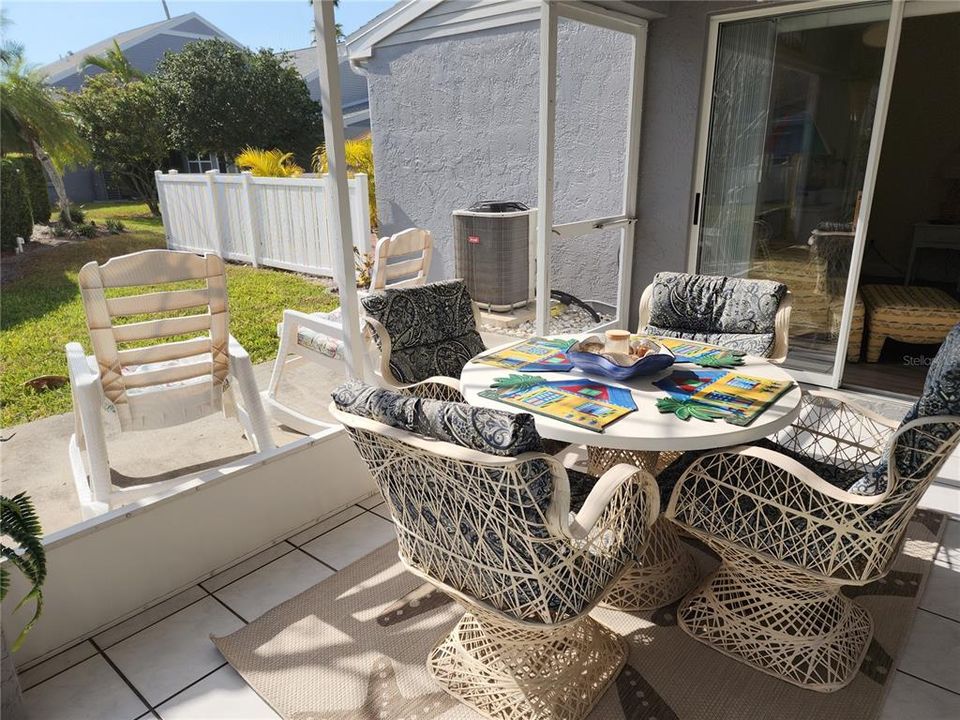 合同活跃: $319,900 (2 贝兹, 2 浴室, 1239 平方英尺)