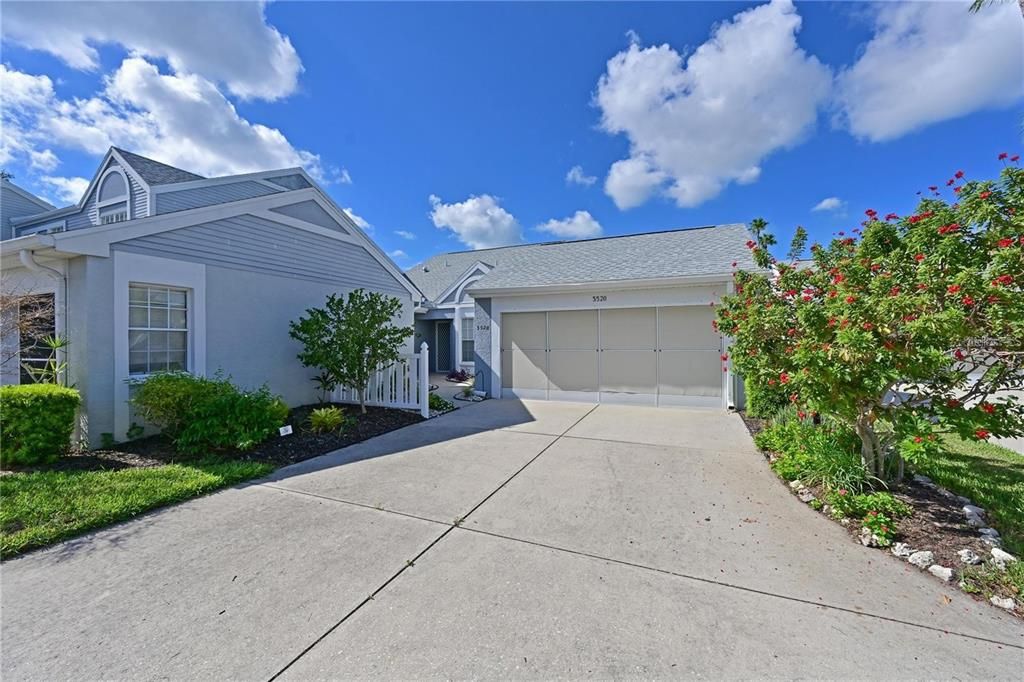 合同活跃: $319,900 (2 贝兹, 2 浴室, 1239 平方英尺)