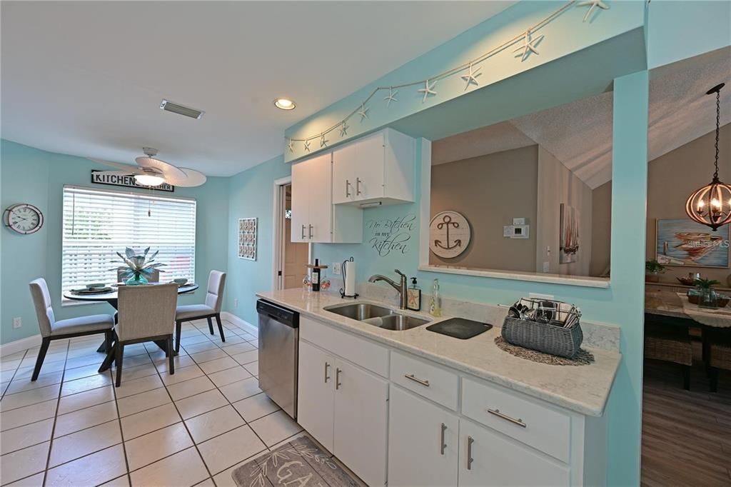 合同活跃: $319,900 (2 贝兹, 2 浴室, 1239 平方英尺)