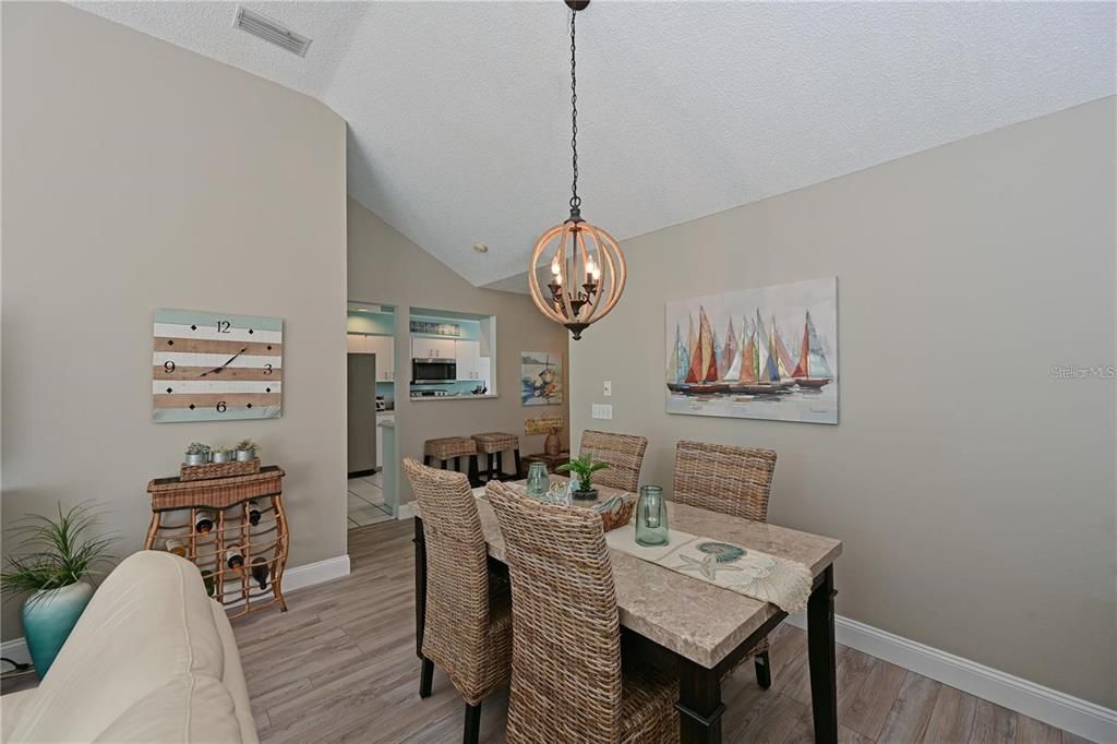 合同活跃: $319,900 (2 贝兹, 2 浴室, 1239 平方英尺)