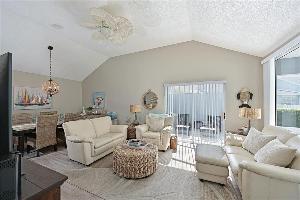 合同活跃: $319,900 (2 贝兹, 2 浴室, 1239 平方英尺)