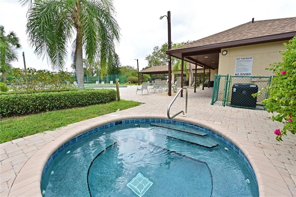 合同活跃: $319,900 (2 贝兹, 2 浴室, 1239 平方英尺)