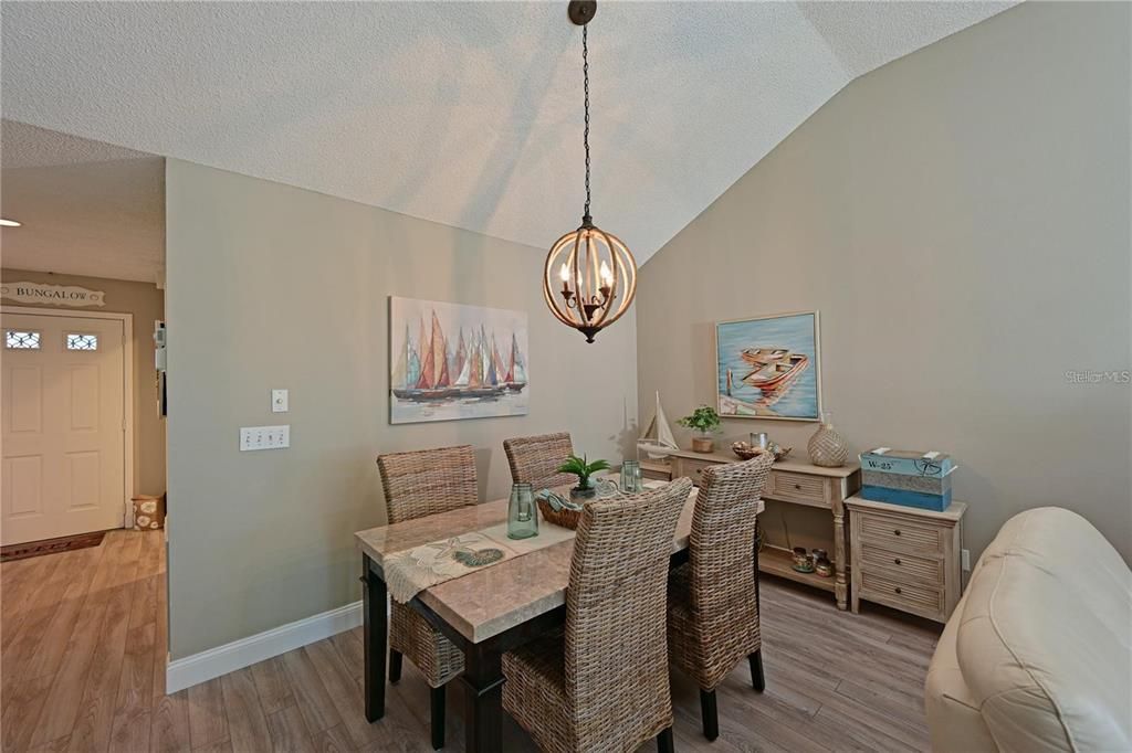 合同活跃: $319,900 (2 贝兹, 2 浴室, 1239 平方英尺)