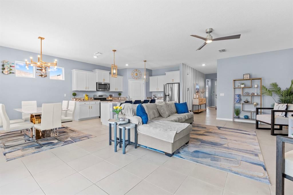 На продажу: $385,000 (4 спален, 2 ванн, 2034 Квадратных фут)