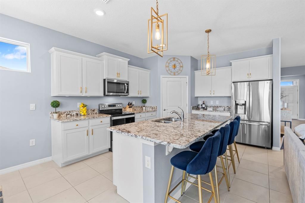 На продажу: $385,000 (4 спален, 2 ванн, 2034 Квадратных фут)