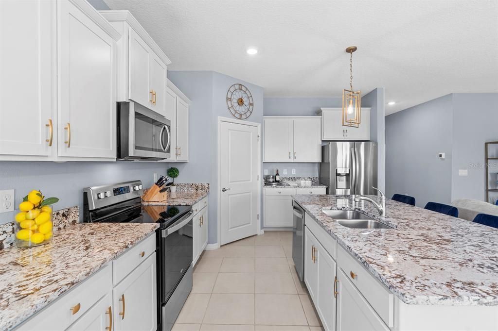 На продажу: $385,000 (4 спален, 2 ванн, 2034 Квадратных фут)