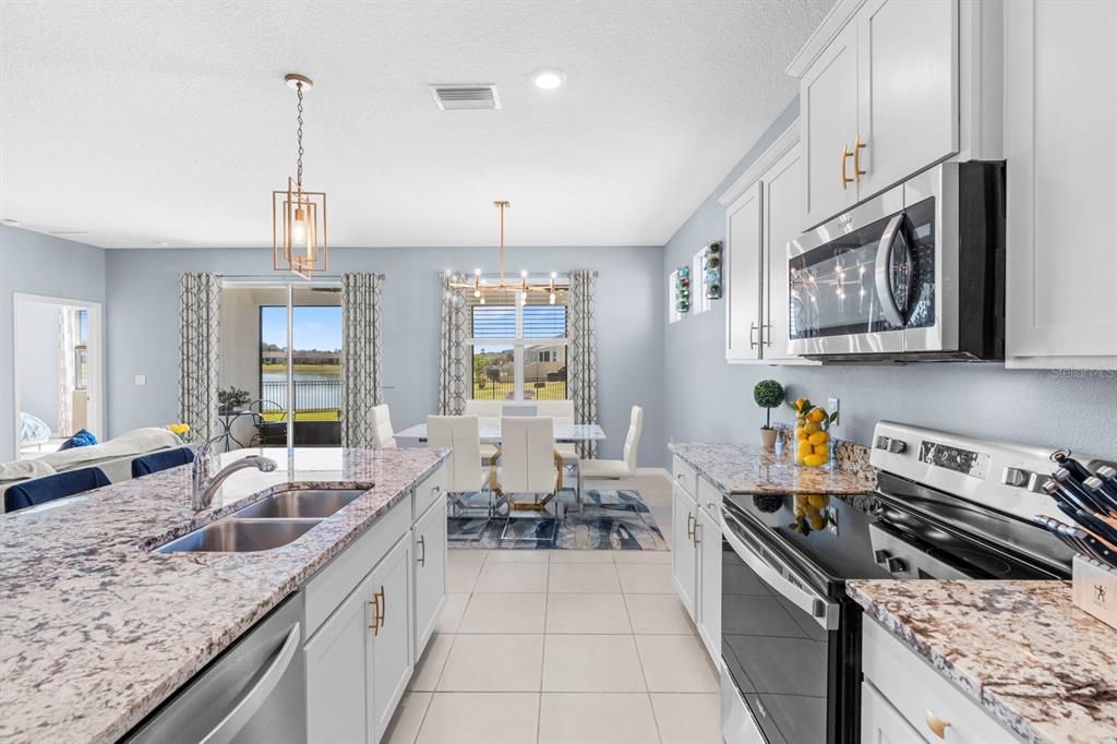 На продажу: $385,000 (4 спален, 2 ванн, 2034 Квадратных фут)