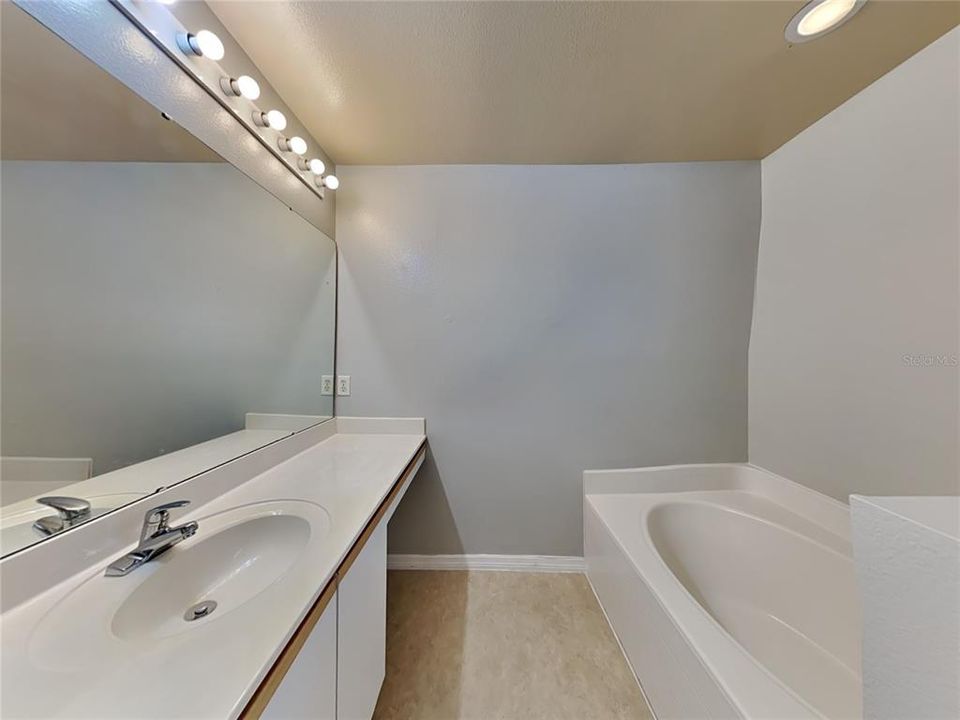 For Rent: $1,850 (3 beds, 2 baths, 1941 Square Feet)