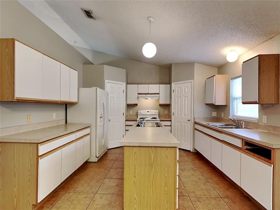 For Rent: $1,850 (3 beds, 2 baths, 1941 Square Feet)