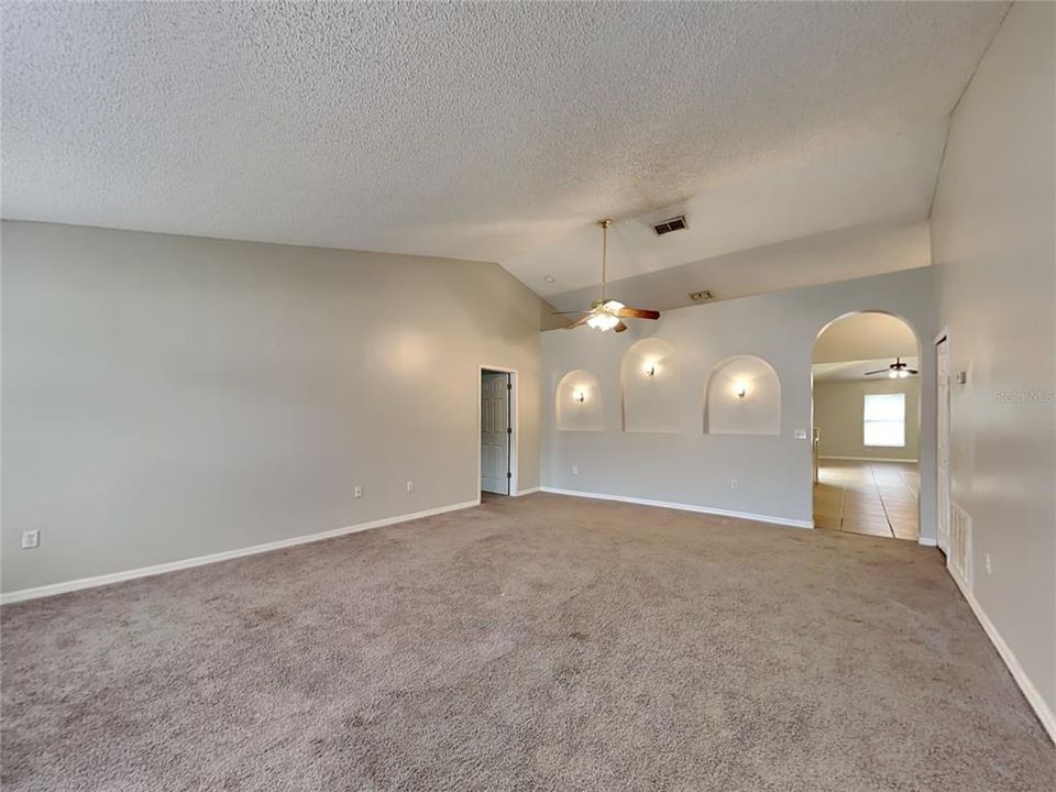 For Rent: $1,850 (3 beds, 2 baths, 1941 Square Feet)