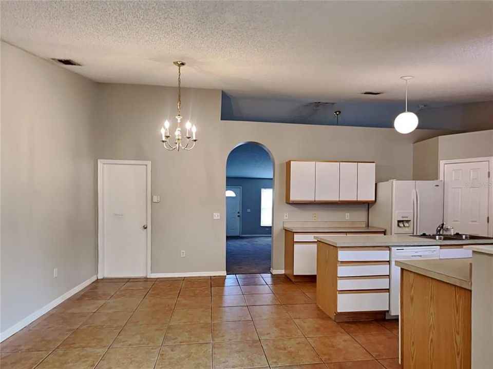 For Rent: $1,850 (3 beds, 2 baths, 1941 Square Feet)