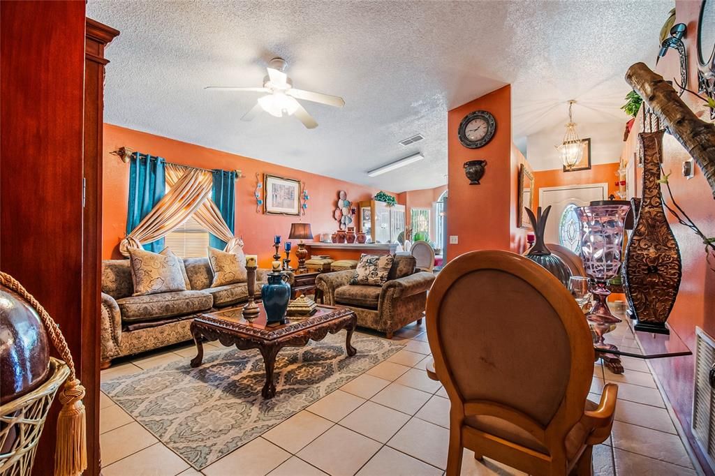 合同活跃: $279,999 (3 贝兹, 2 浴室, 1146 平方英尺)