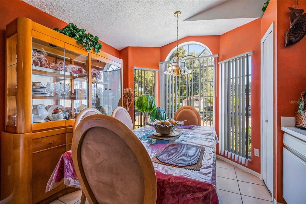 合同活跃: $279,999 (3 贝兹, 2 浴室, 1146 平方英尺)