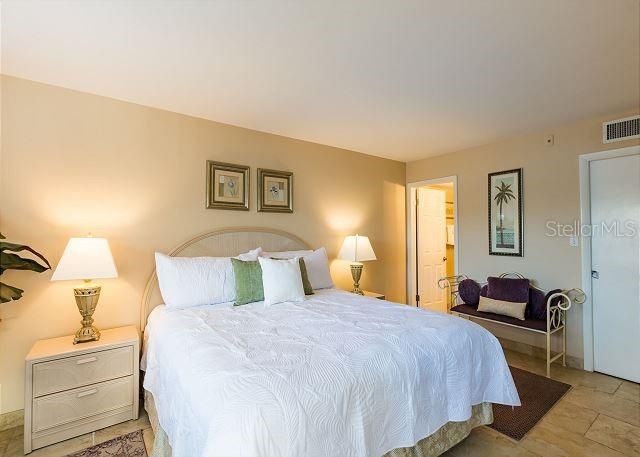 For Sale: $869,000 (2 beds, 2 baths, 1268 Square Feet)