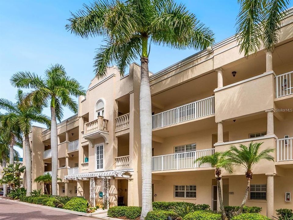 For Sale: $869,000 (2 beds, 2 baths, 1268 Square Feet)