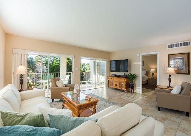 For Sale: $869,000 (2 beds, 2 baths, 1268 Square Feet)