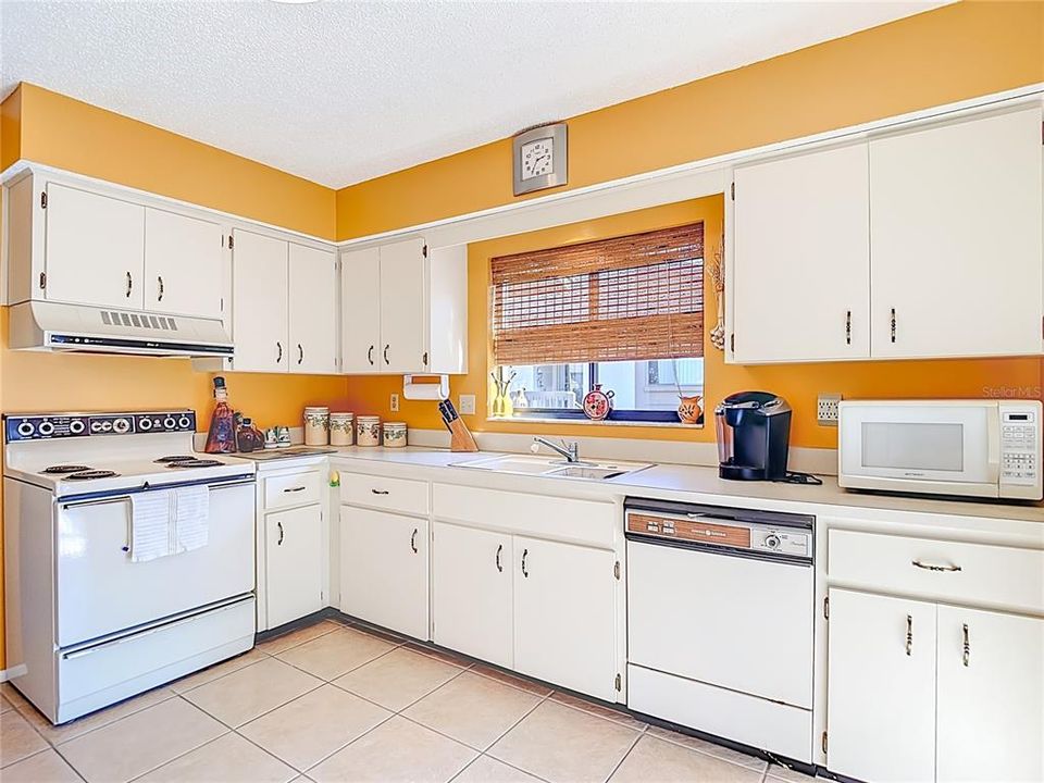 For Sale: $139,900 (2 beds, 2 baths, 1144 Square Feet)