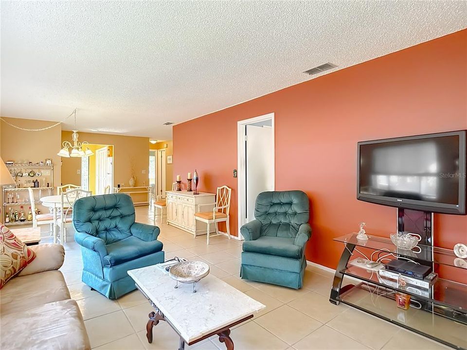 For Sale: $139,900 (2 beds, 2 baths, 1144 Square Feet)