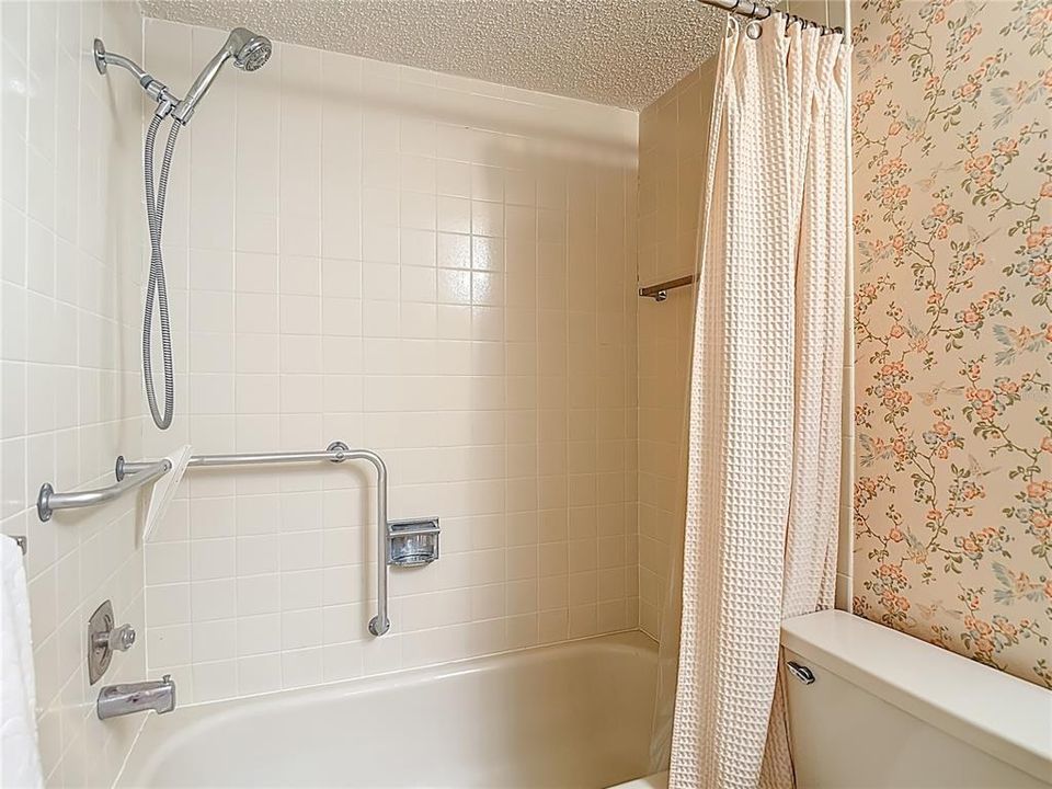 For Sale: $139,900 (2 beds, 2 baths, 1144 Square Feet)