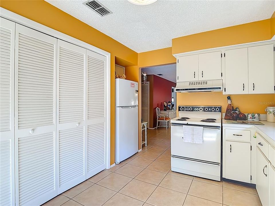For Sale: $139,900 (2 beds, 2 baths, 1144 Square Feet)