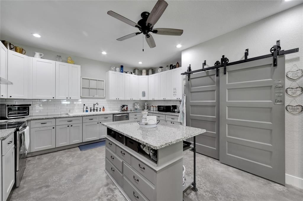 En Venta: $650,000 (6 camas, 3 baños, 3226 Pies cuadrados)