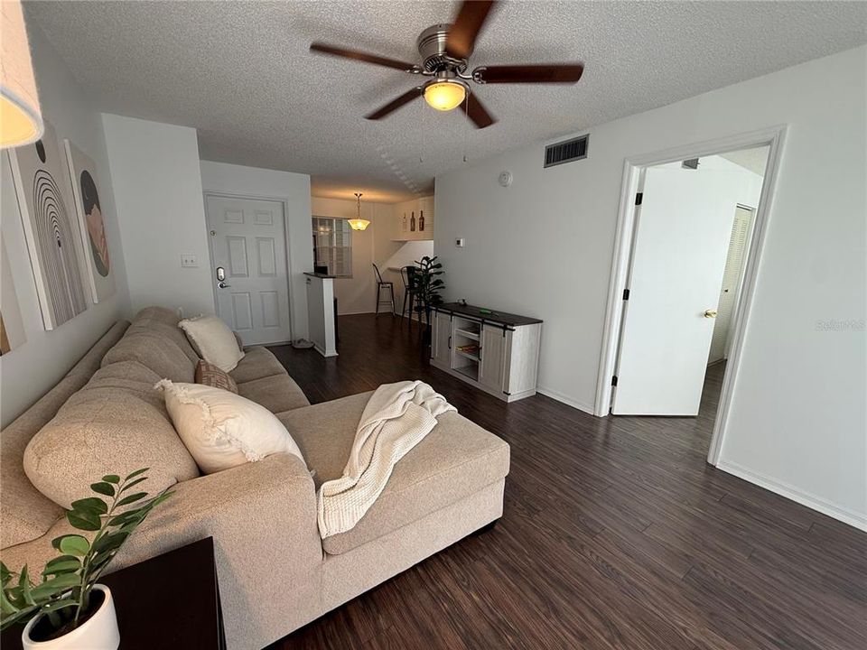 待售: $147,000 (1 贝兹, 1 浴室, 570 平方英尺)