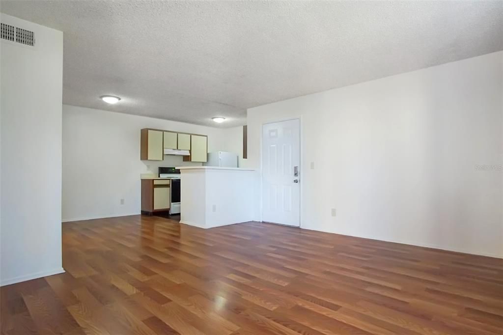 For Rent: $1,050 (1 beds, 1 baths, 635 Square Feet)