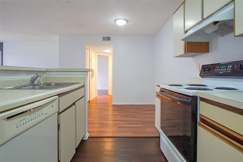 For Rent: $1,050 (1 beds, 1 baths, 635 Square Feet)