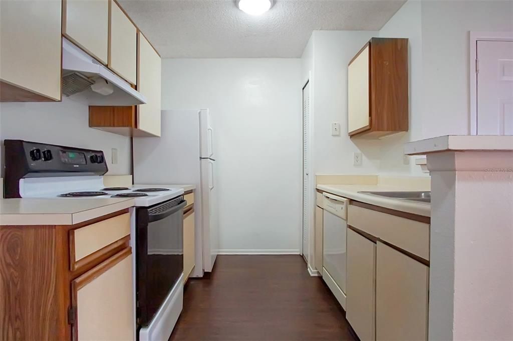 For Rent: $1,050 (1 beds, 1 baths, 635 Square Feet)